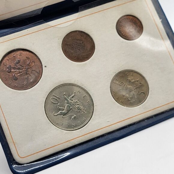 Britain’s First Decimal Coin Set Royal Mint 5 Coins - Picture 3 of 4